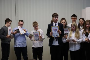 Inscenizacja z udziałem uczniów wieluńskich szkół w Bibliotece Miejskiej - dotyczyła Nagrody Nobla